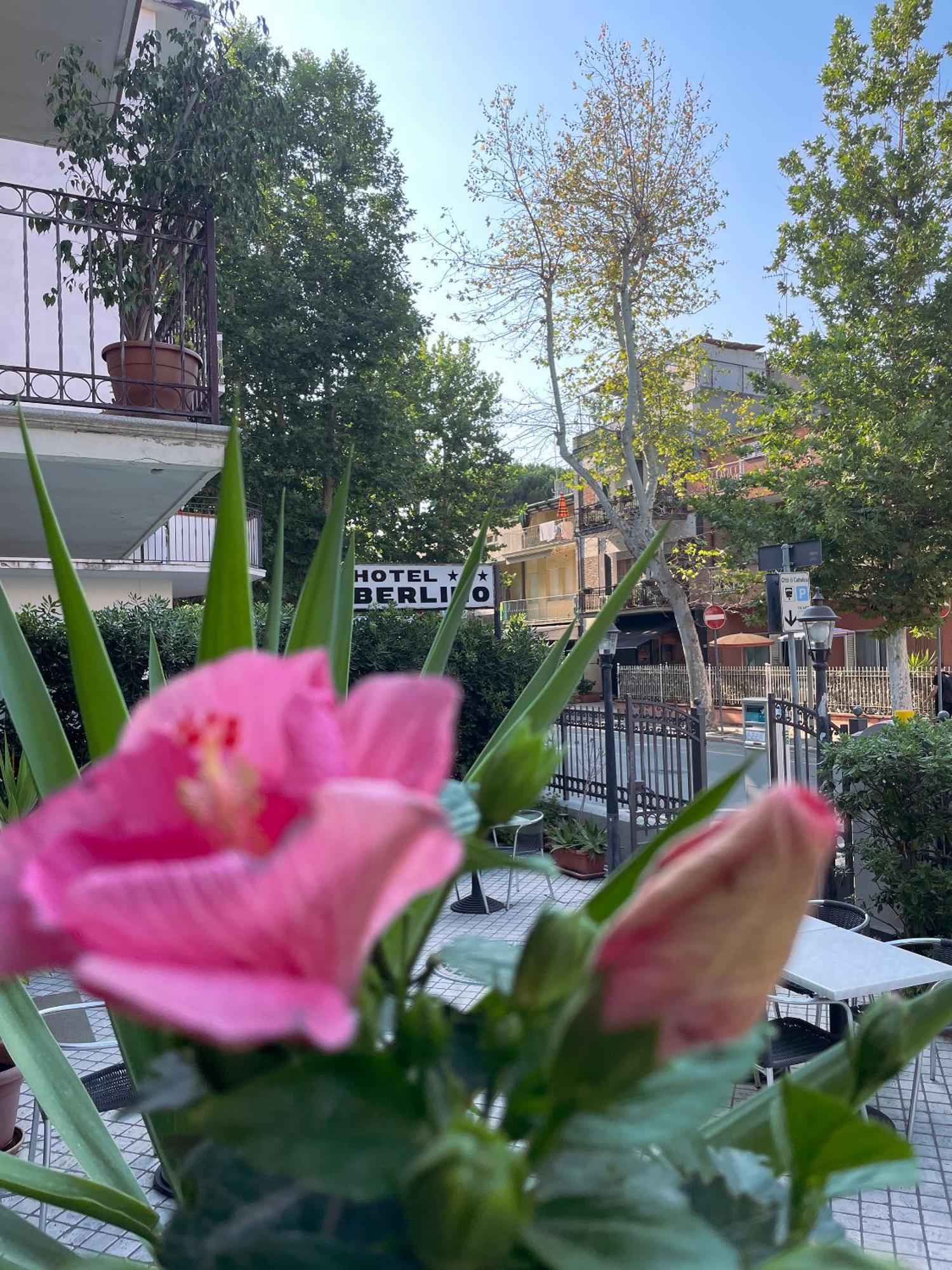 Hotel Berlino Каттолика Экстерьер фото